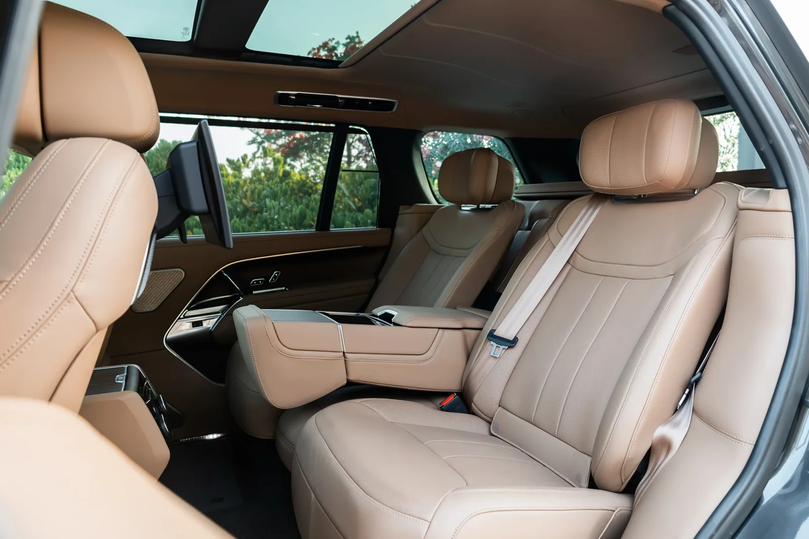 Rent Land Rover Range Rover Autobiography Long Grey 2024 in Abu Dhabi - 8 