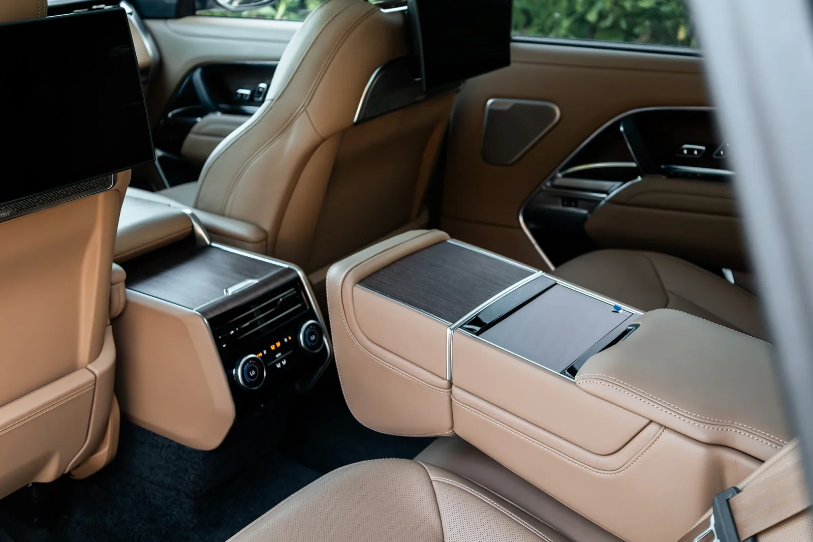 Rent Land Rover Range Rover Autobiography Long Grey 2024 in Abu Dhabi - 7 