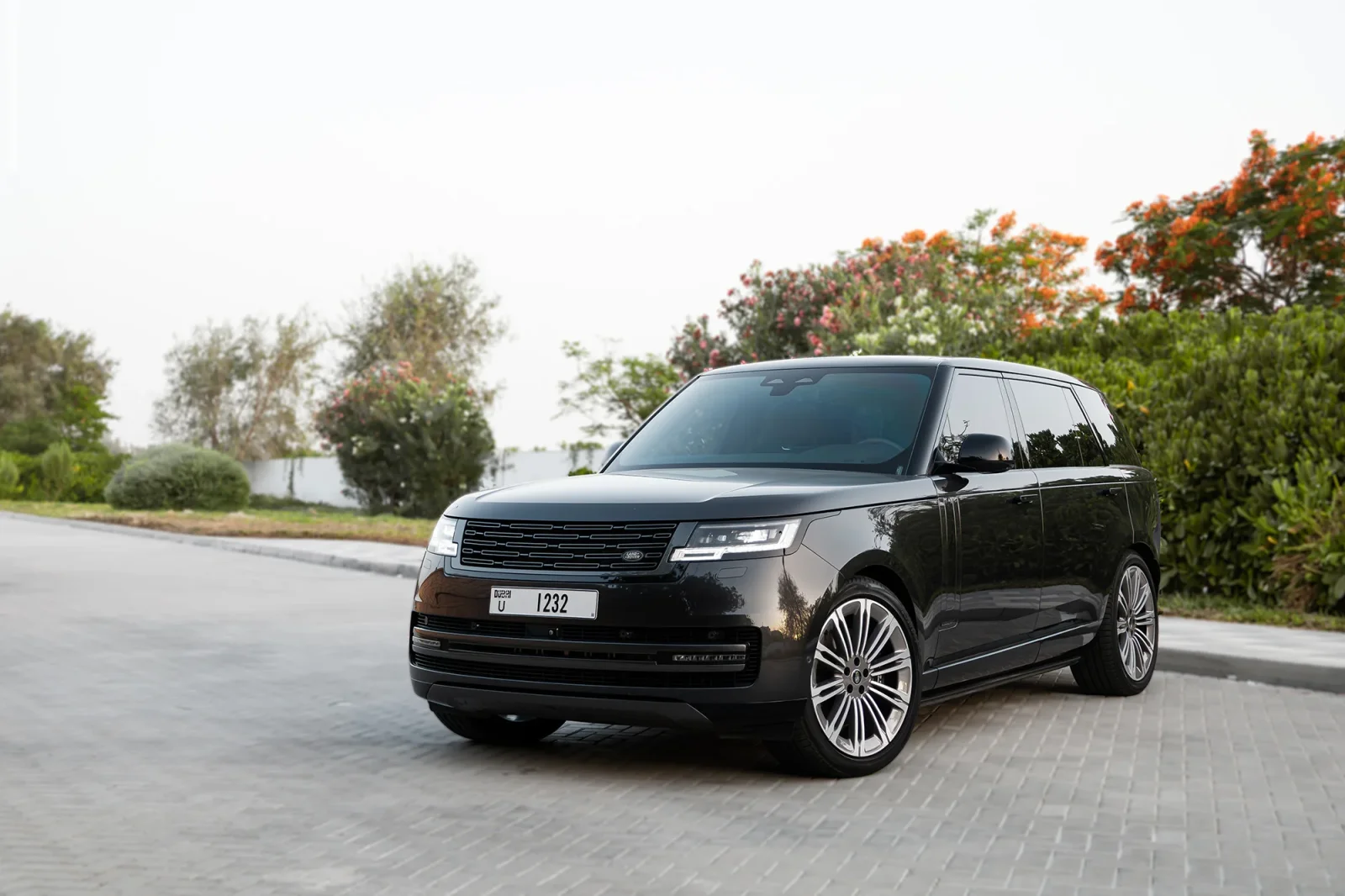 Rent Land Rover Range Rover Autobiography Long Grey 2024 in Abu Dhabi - 12 