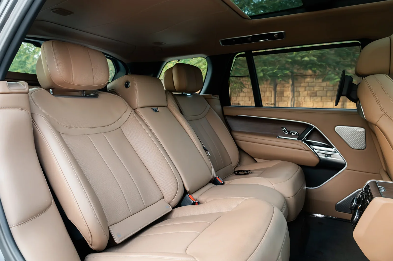 Rent Land Rover Range Rover Autobiography Long Grey 2024 in Abu Dhabi - 6 