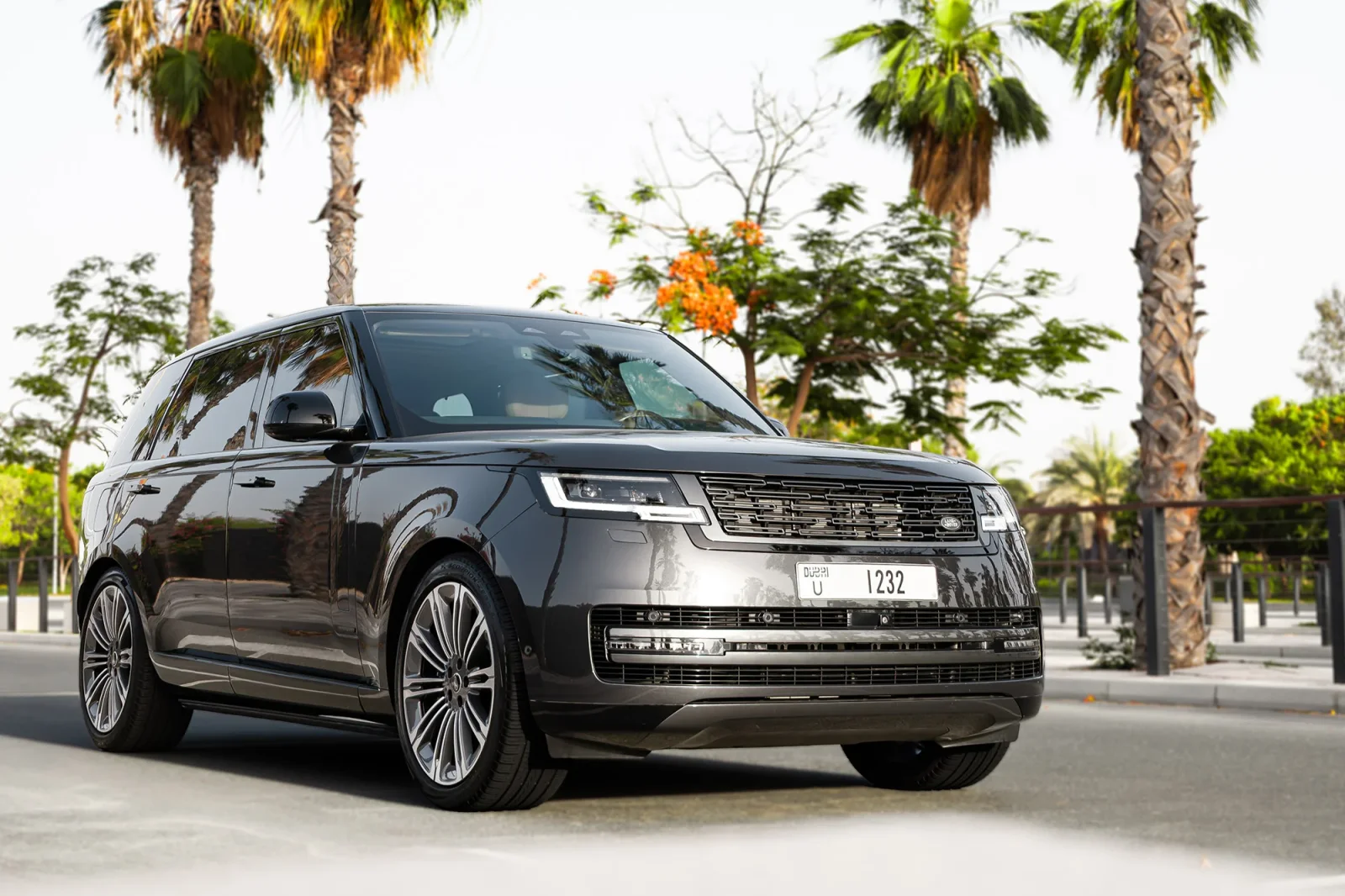 Alquiler Land Rover Range Rover Autobiography Long Gris 2024 en Abu Dabi - 2 