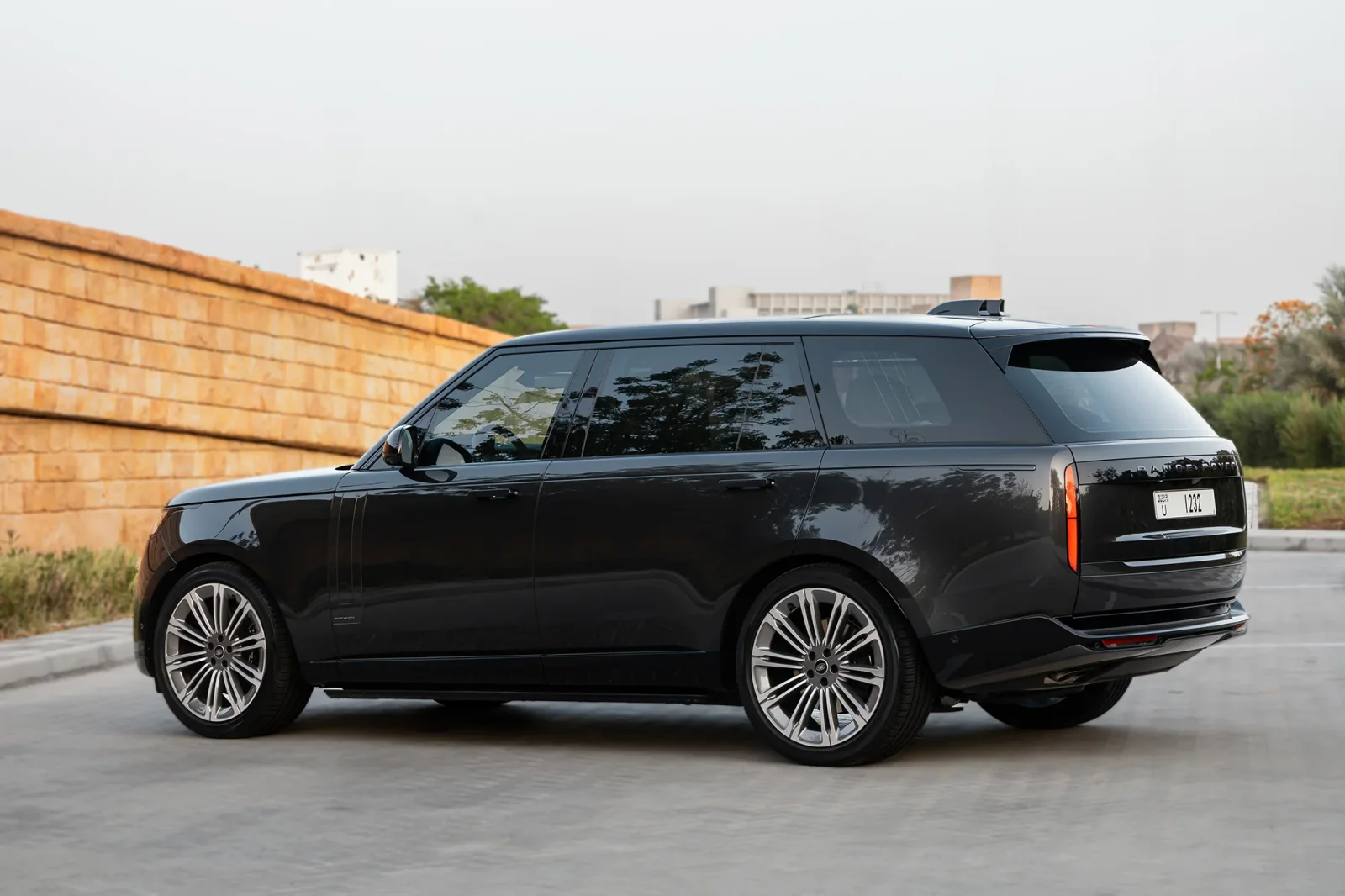 Alquiler Land Rover Range Rover Autobiography Long Gris 2024 en Abu Dabi - 11 