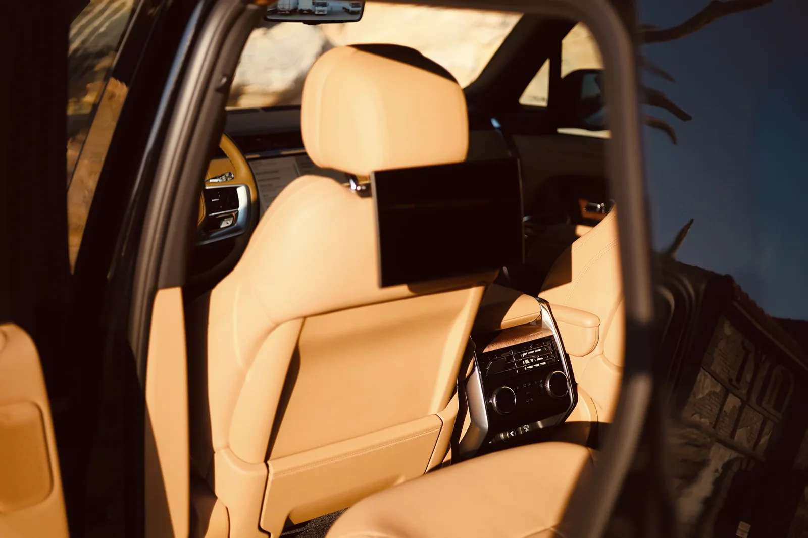 Rent Land Rover Range Rover Autobiography V8 Black 2023 in Abu Dhabi - 7 