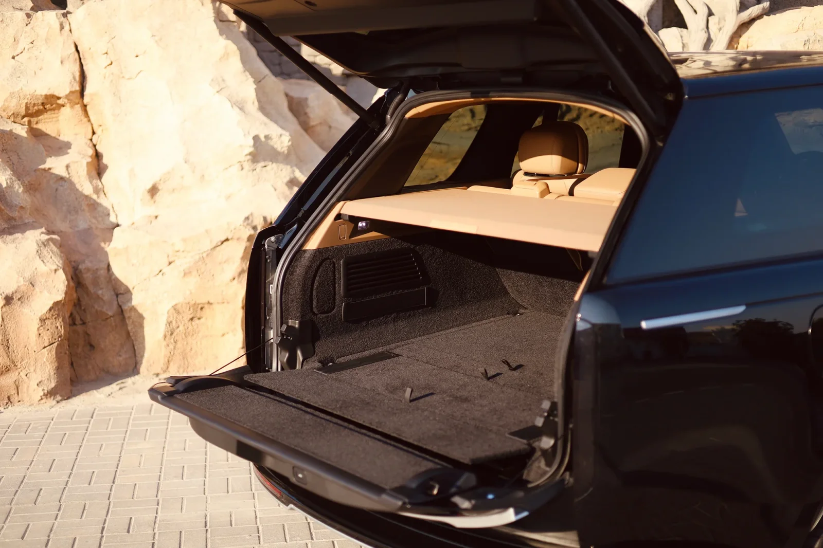 Rent Land Rover Range Rover Autobiography V8 Black 2023 in Abu Dhabi - 12 