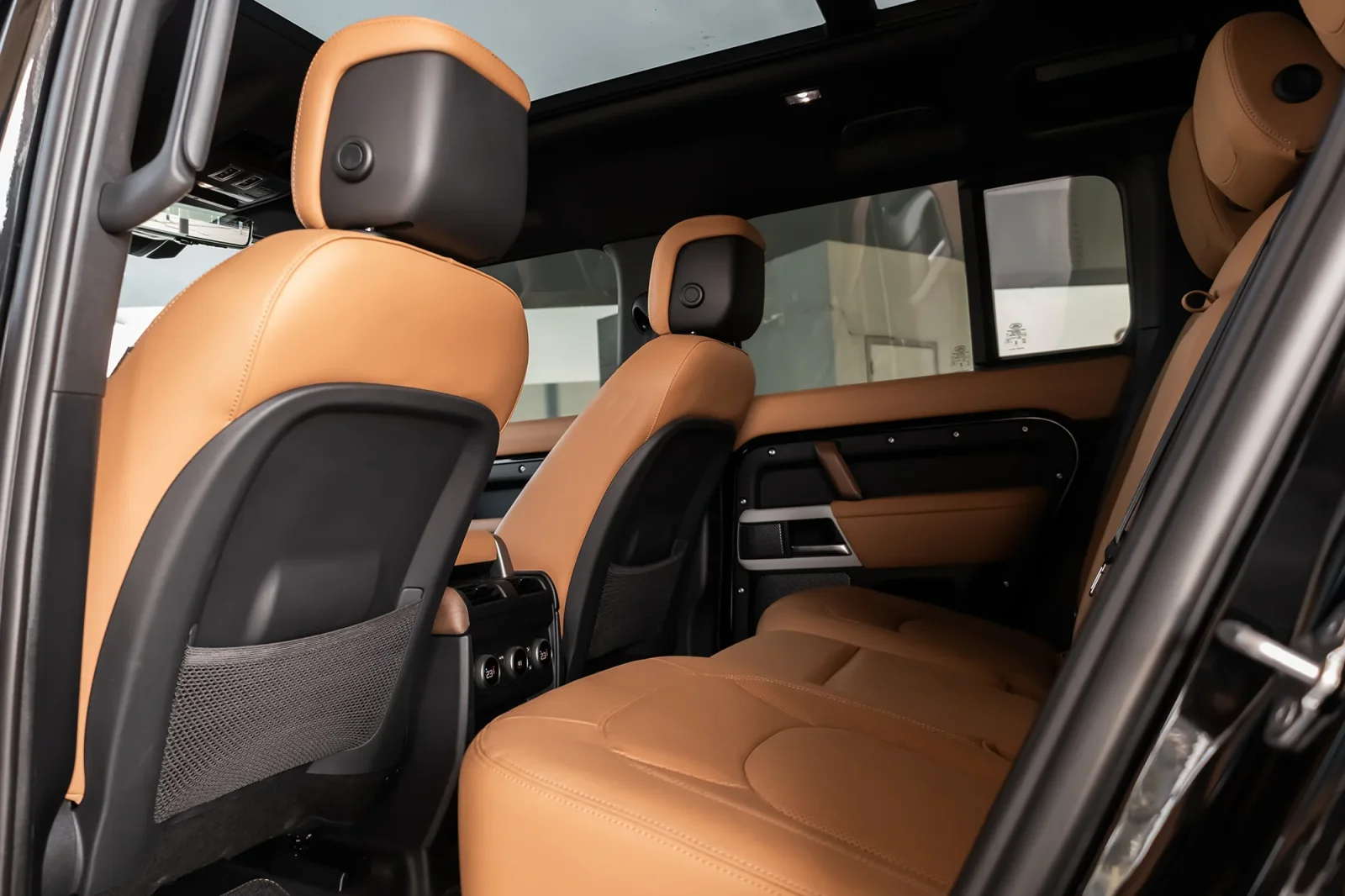 Аренда Land Rover Defender  Черный 2024 в Абу-Даби - 7 