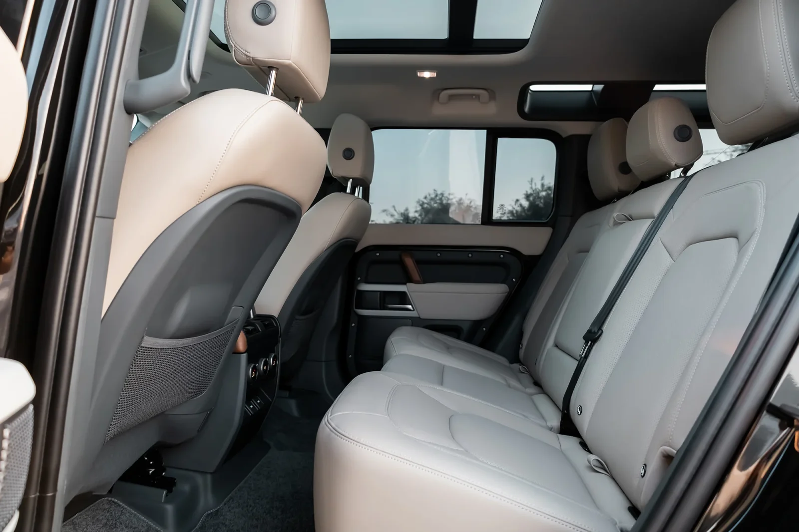 Аренда Land Rover Defender  Черный 2023 в Абу-Даби - 8 