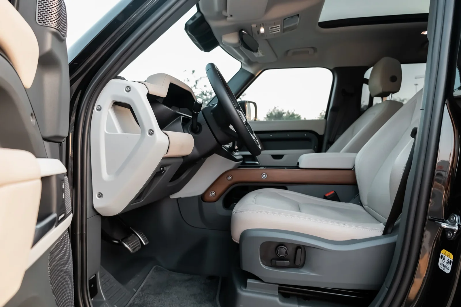 Аренда Land Rover Defender  Черный 2023 в Абу-Даби - 7 