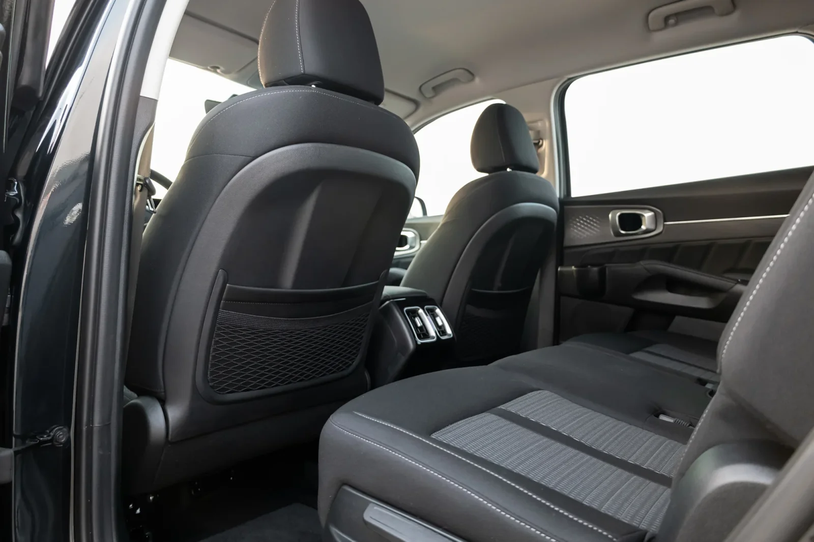 Rent Kia Sorento  Blue 2025 in Abu Dhabi - 8 