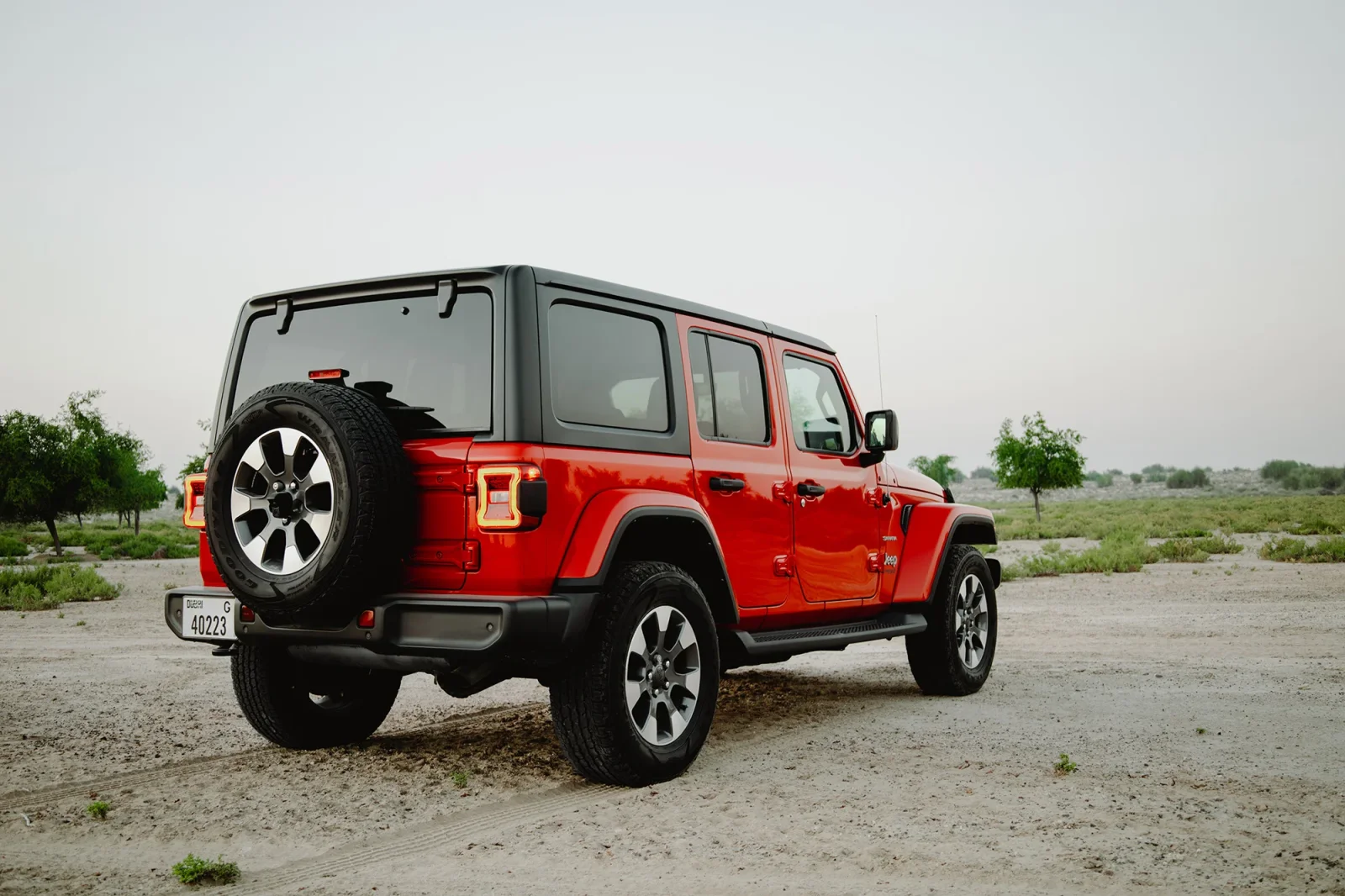 Alquiler Jeep Wrangler  Rojo 2022 en Abu Dabi - 13 