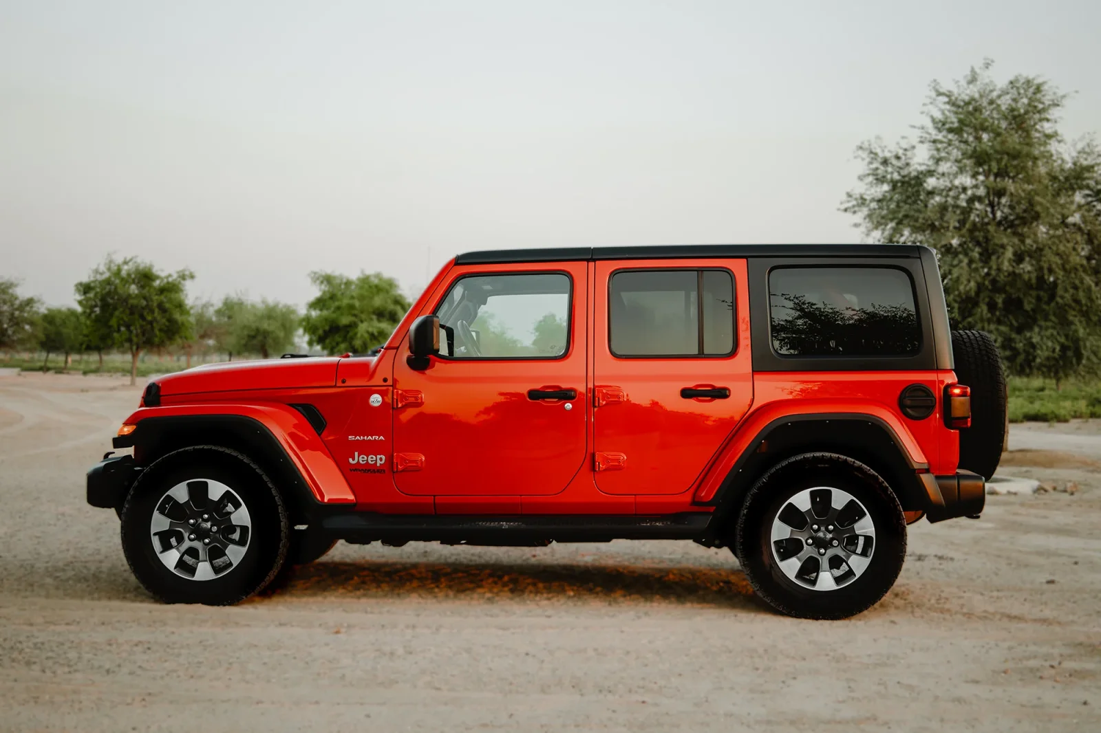 Alquiler Jeep Wrangler  Rojo 2022 en Abu Dabi - 12 
