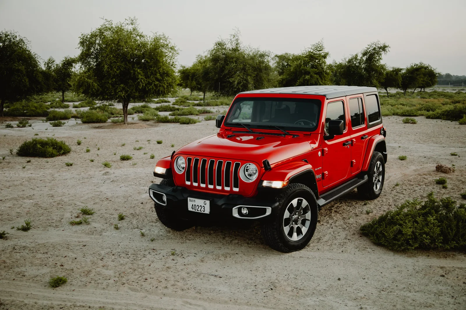 Alquiler Jeep Wrangler  Rojo 2022 en Abu Dabi