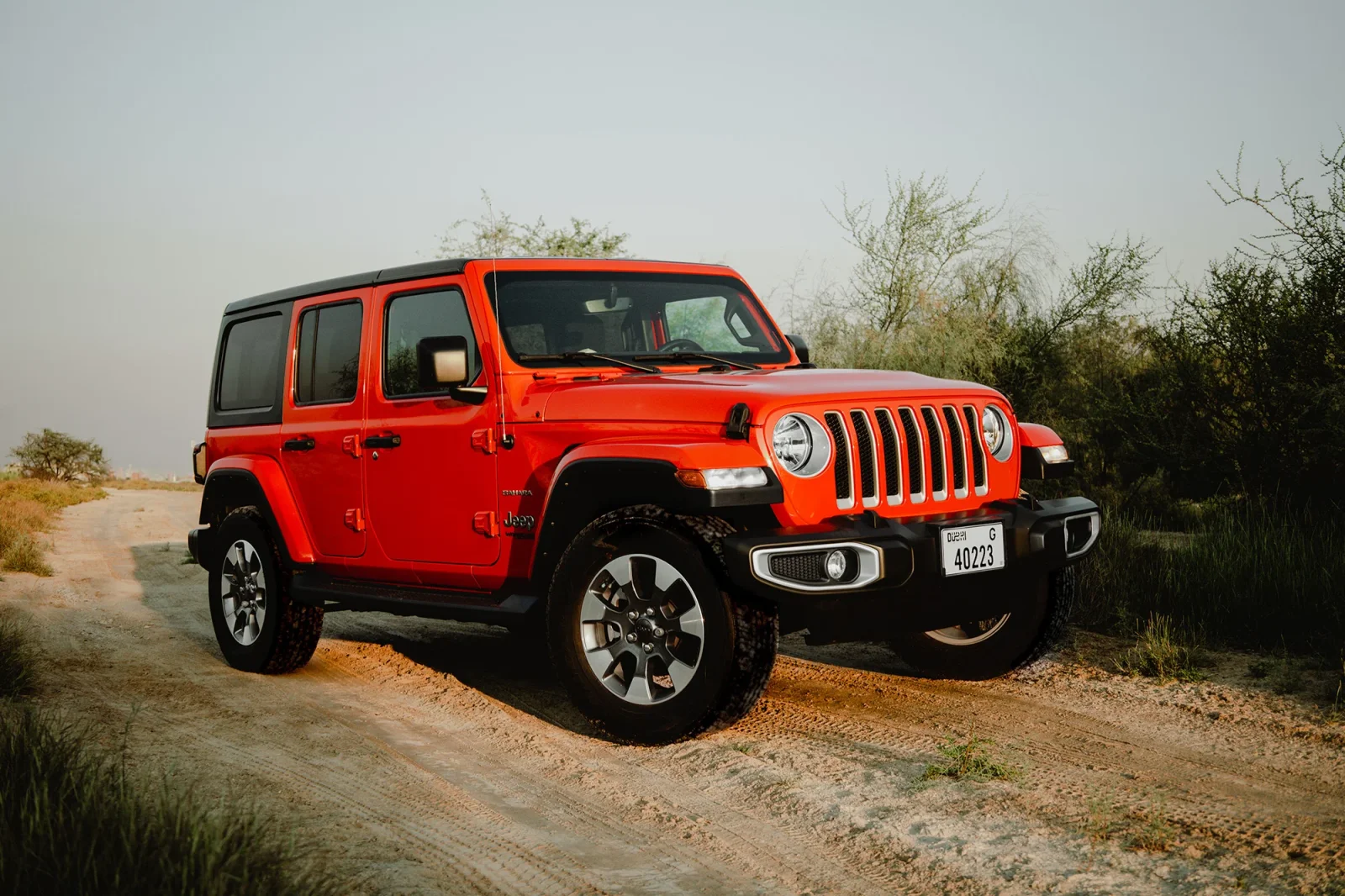 Alquiler Jeep Wrangler  Rojo 2022 en Abu Dabi - 3 