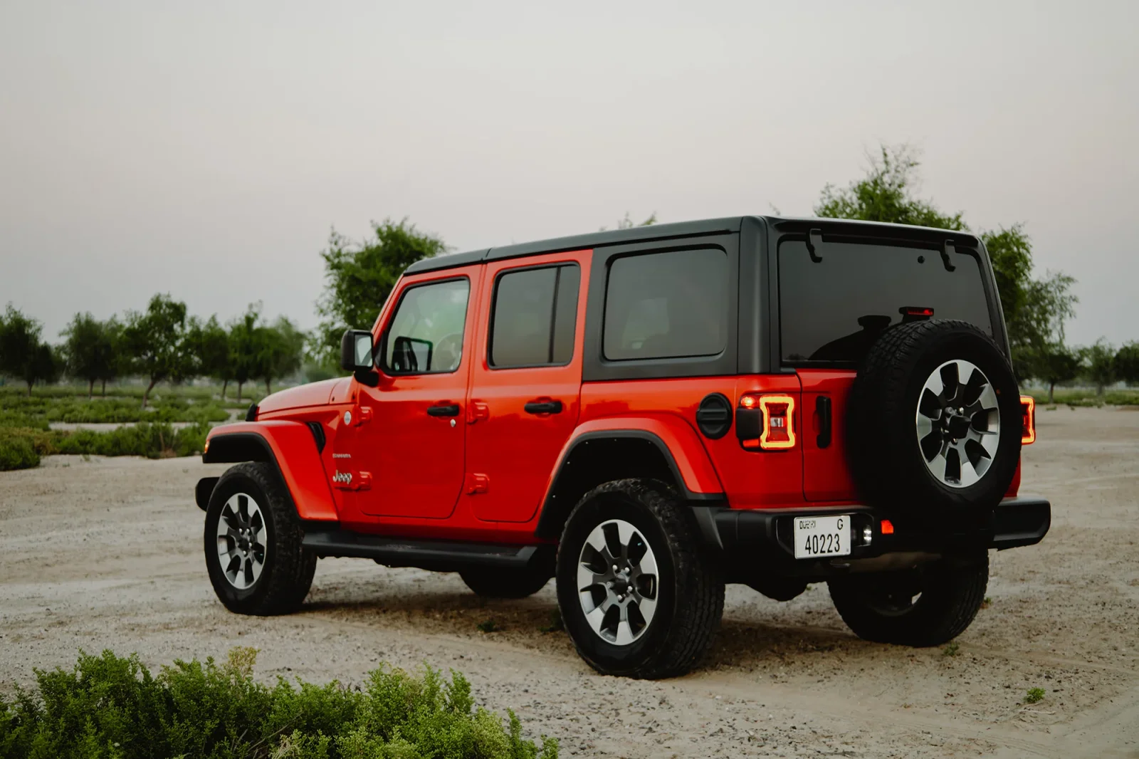 Alquiler Jeep Wrangler  Rojo 2022 en Abu Dabi - 10 