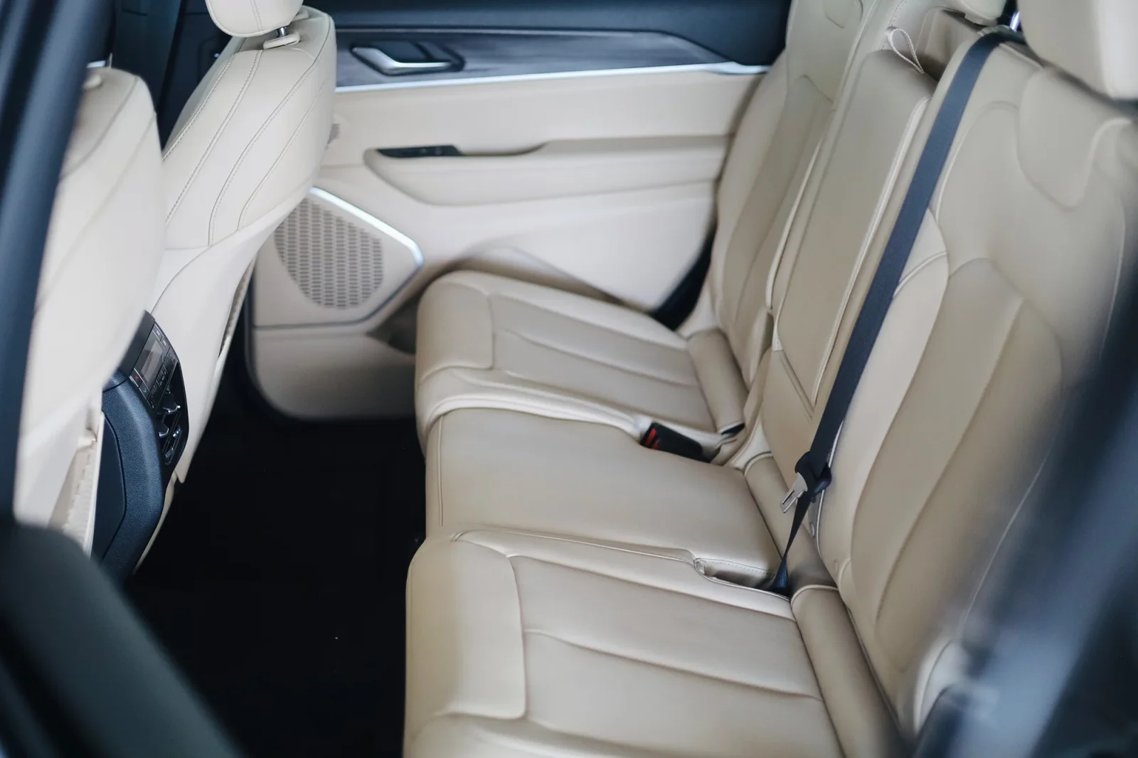 Аренда Jeep Grand Cherokee  Белый 2023 в Абу-Даби - 7 