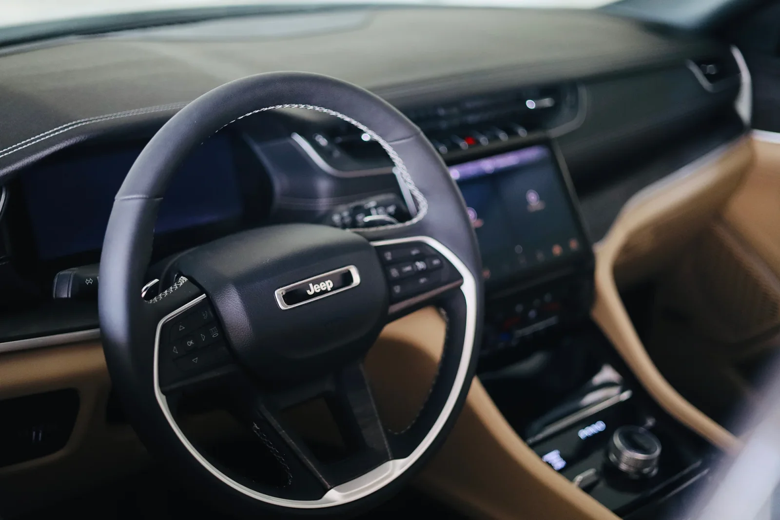 Аренда Jeep Grand Cherokee  Белый 2023 в Абу-Даби - 4 