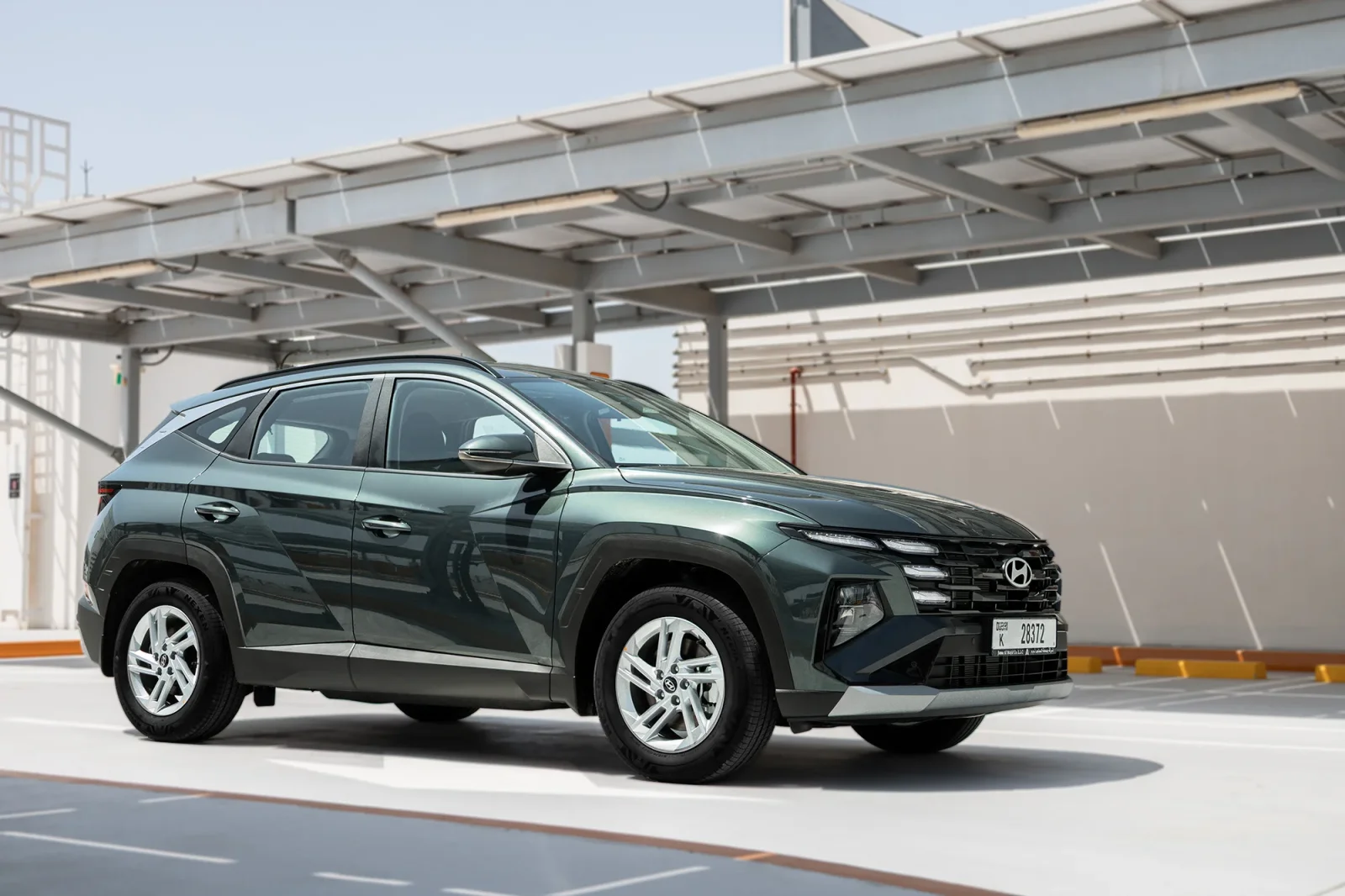 Kiralık Hyundai Tucson  Yeşil 2025 içinde Abu Dhabi - 9 