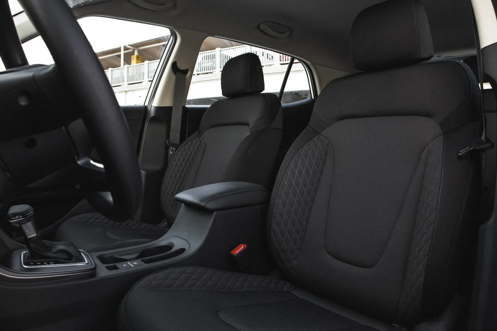 Аренда Hyundai Creta  Белый 2025 в Абу-Даби - 5 