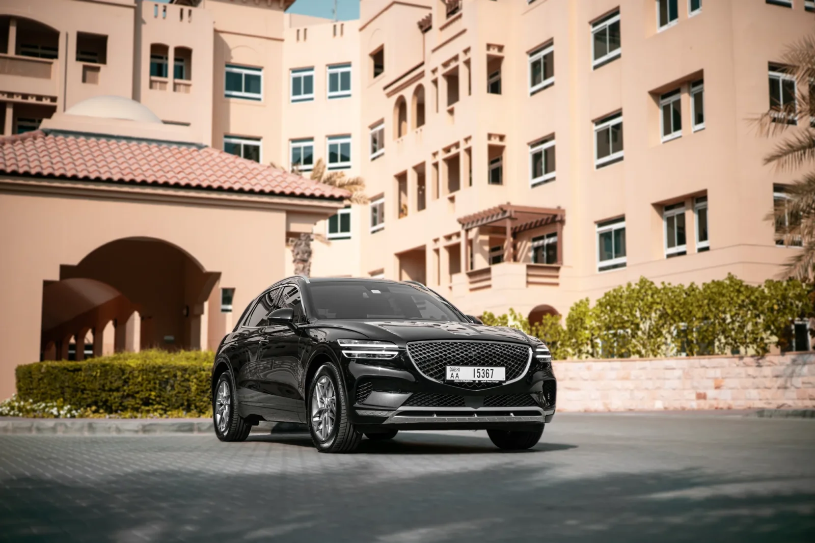 Affitto Genesis GV70  Nero 2023 in Abu Dhabi - 2 