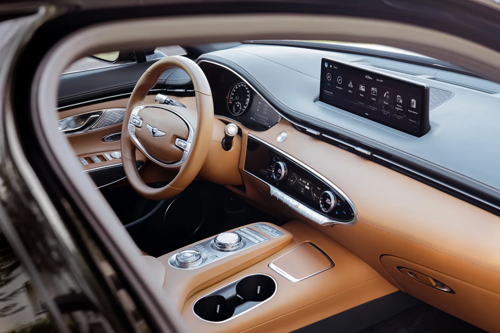 Affitto Genesis GV70  Nero 2023 in Abu Dhabi - 3 