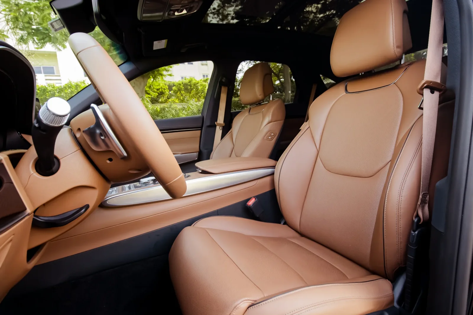 Affitto Genesis GV70  Nero 2023 in Abu Dhabi - 5 