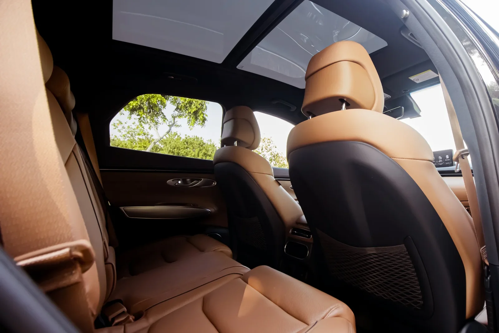 Affitto Genesis GV70  Nero 2023 in Abu Dhabi - 8 