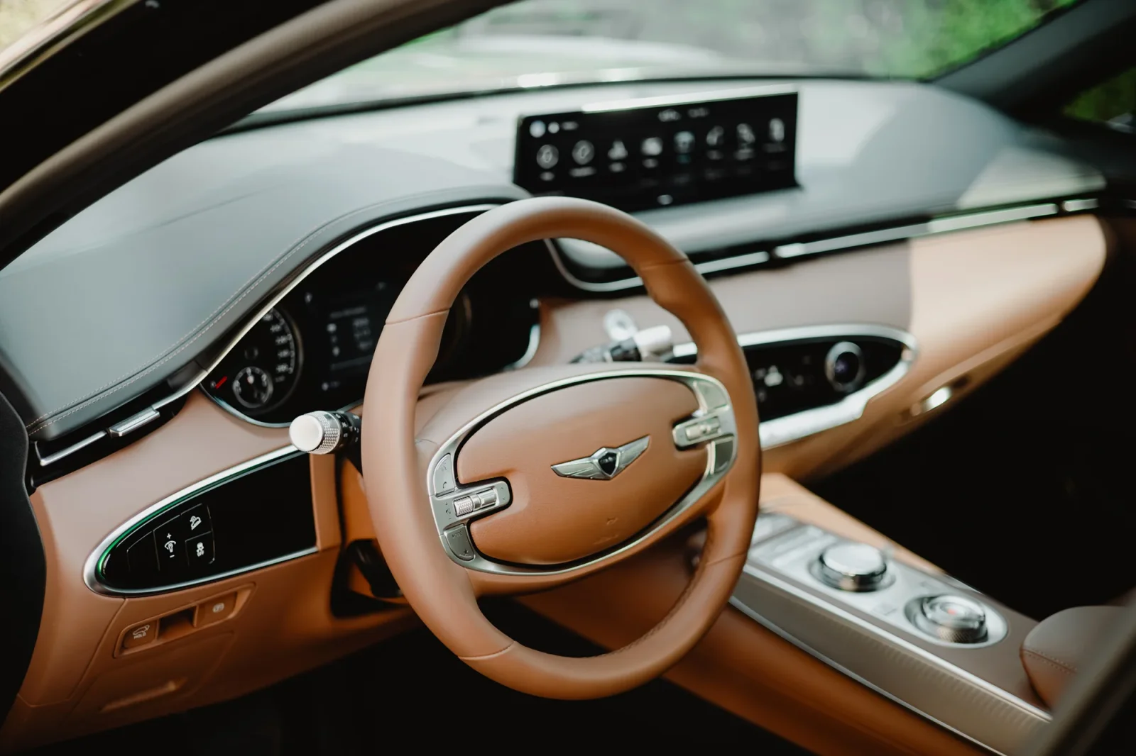 Affitto Genesis GV70  Nero 2023 in Abu Dhabi - 4 