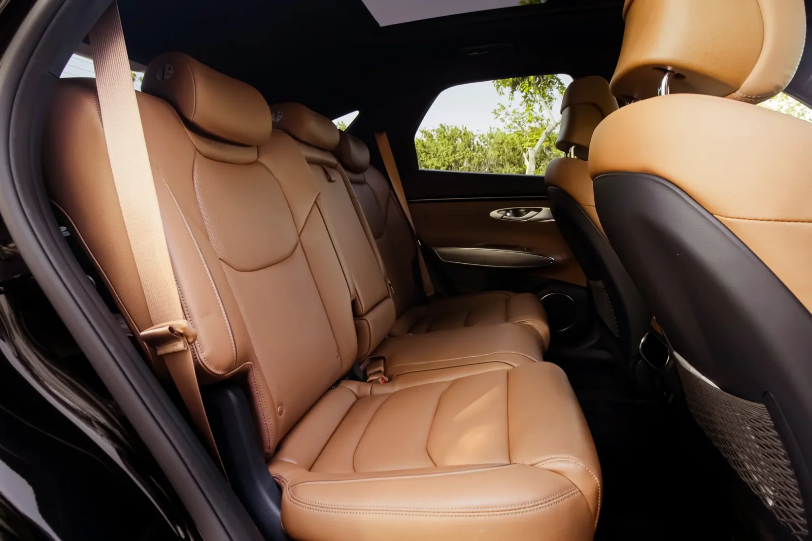 Affitto Genesis GV70  Nero 2023 in Abu Dhabi - 6 