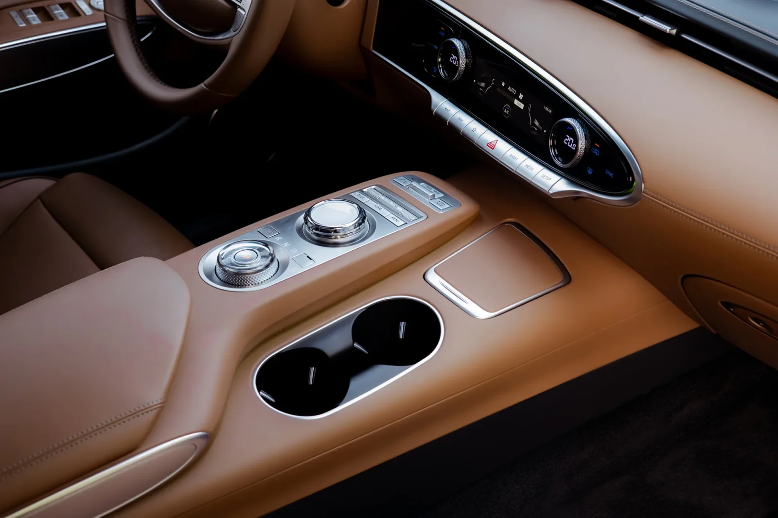 Affitto Genesis GV70  Nero 2023 in Abu Dhabi - 9 