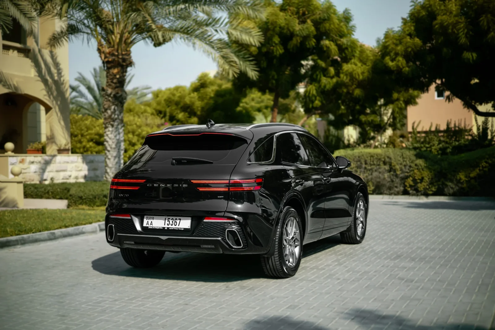 Affitto Genesis GV70  Nero 2023 in Abu Dhabi - 12 