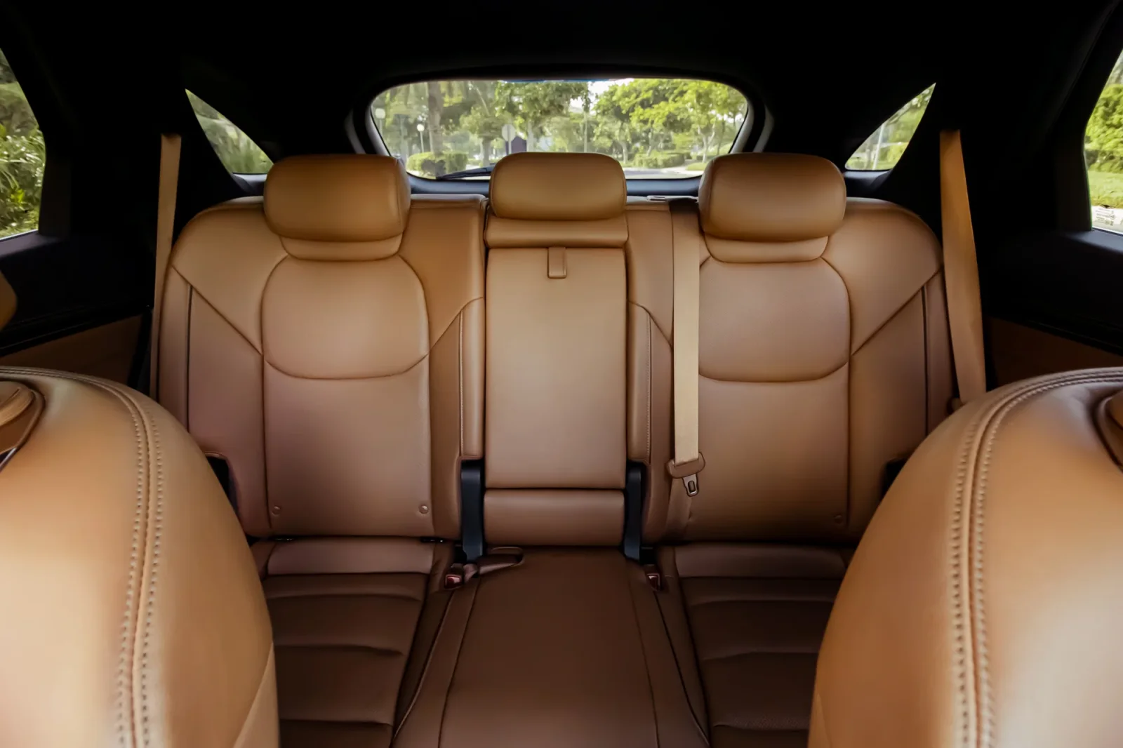 Affitto Genesis GV70  Nero 2023 in Abu Dhabi - 7 