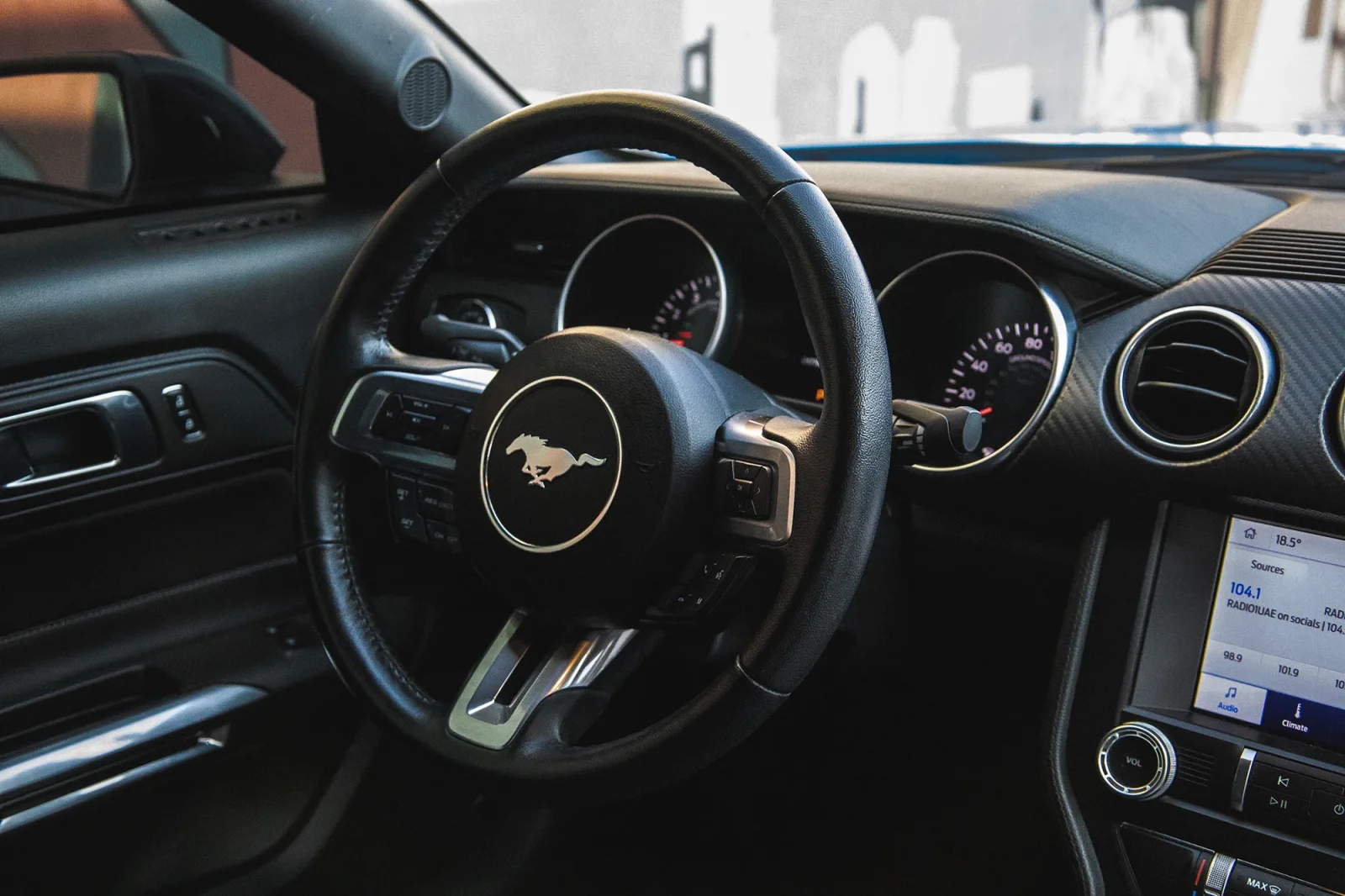 Affitto Ford Mustang  Blu 2023 in Abu Dhabi - 6 