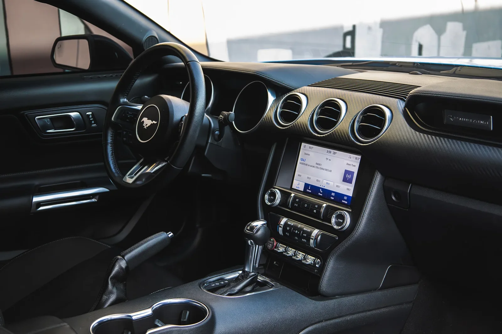 Affitto Ford Mustang  Blu 2023 in Abu Dhabi - 4 