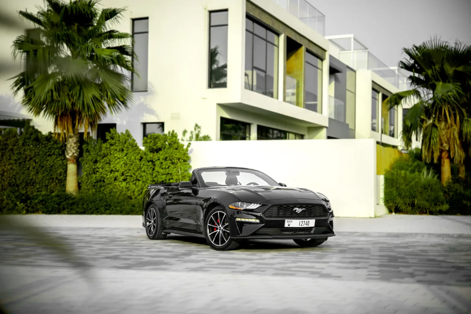 Huren Ford Mustang  Zwart 2022 in Abu Dhabi
