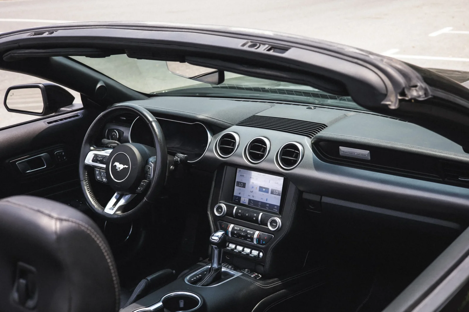 Huren Ford Mustang  Zwart 2022 in Abu Dhabi - 5 