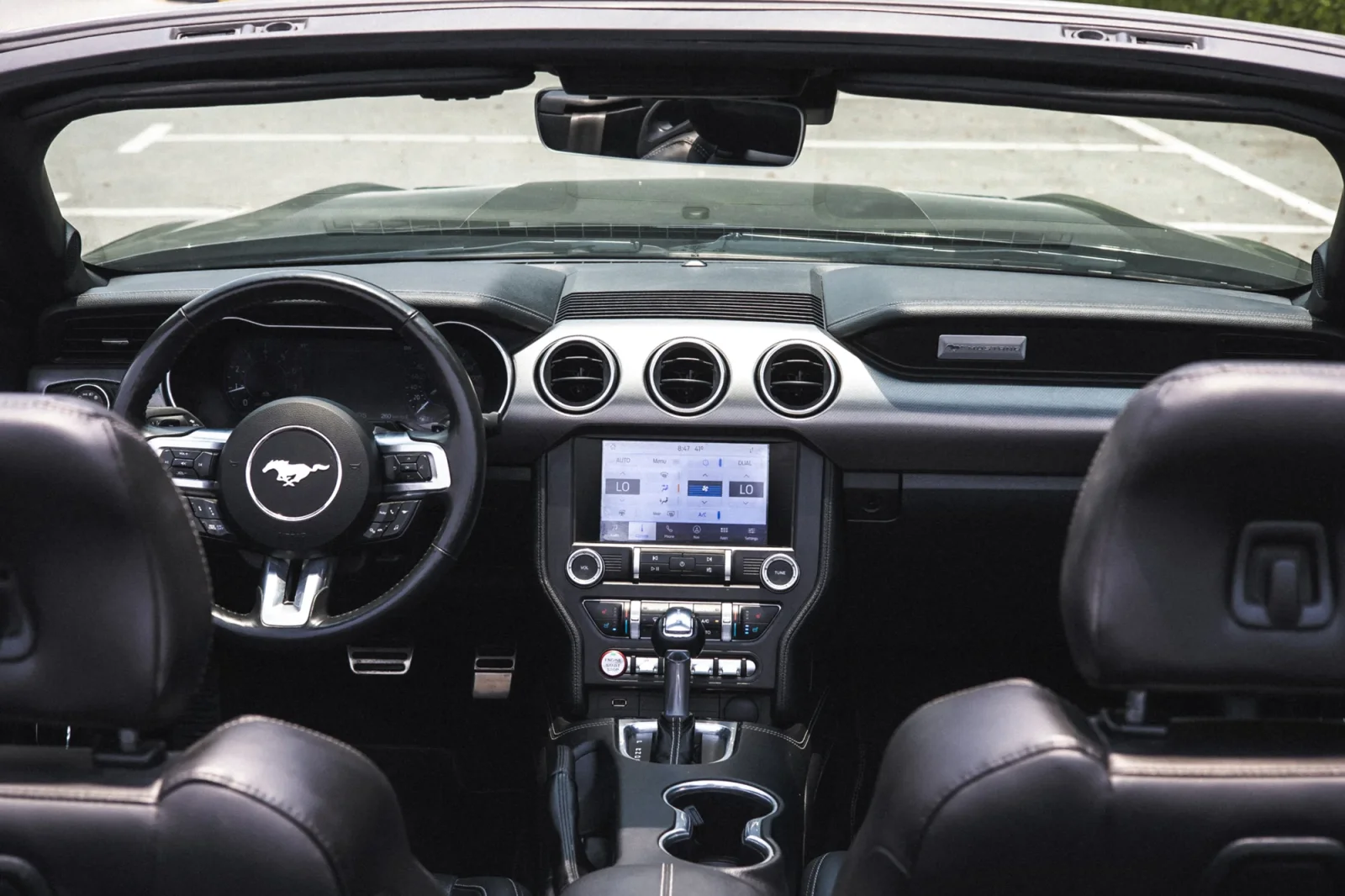 Huren Ford Mustang  Zwart 2022 in Abu Dhabi - 3 