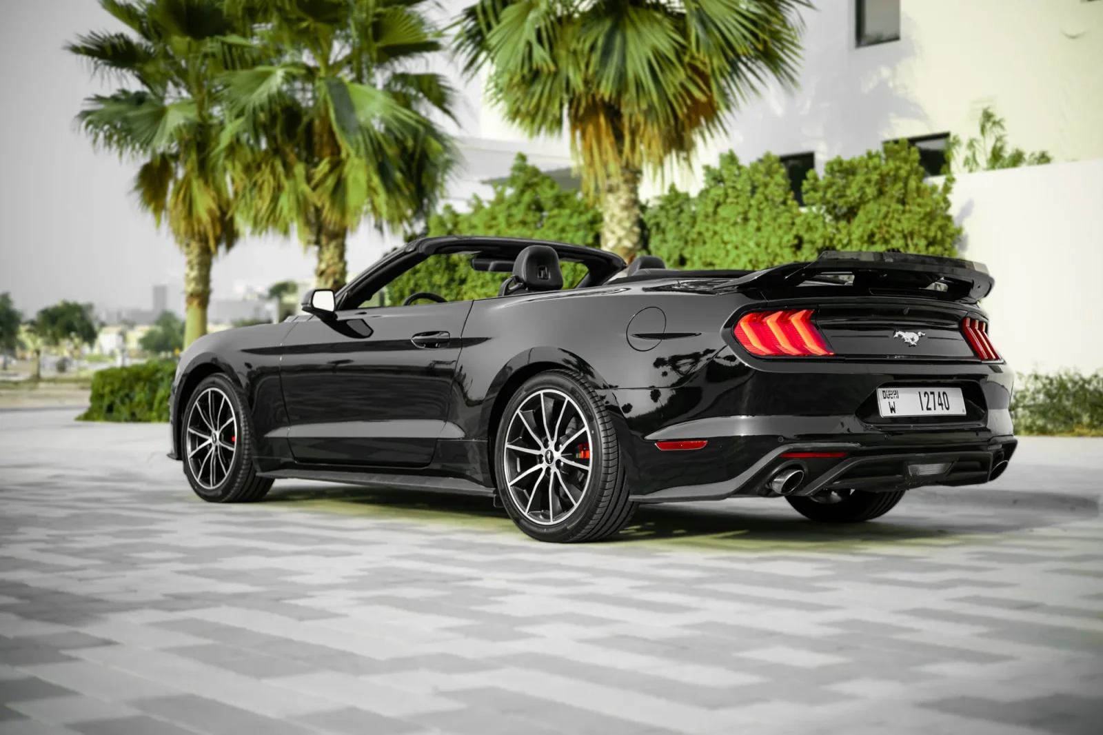 Huren Ford Mustang  Zwart 2022 in Abu Dhabi - 6 