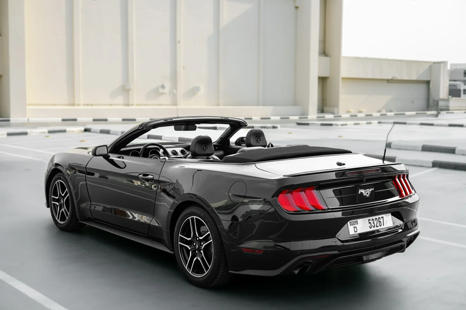 Miete Ford Mustang  Schwarz 2022 in der Abu Dhabi - 5 