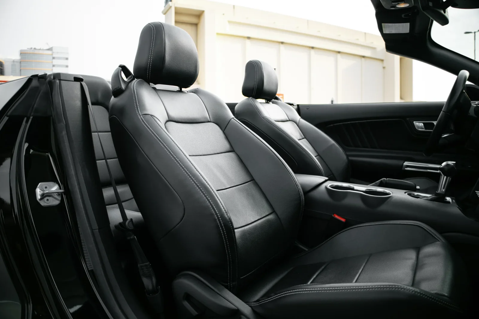 Miete Ford Mustang  Schwarz 2022 in der Abu Dhabi - 9 