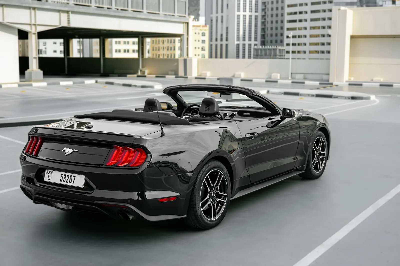 Miete Ford Mustang  Schwarz 2022 in der Abu Dhabi - 11 