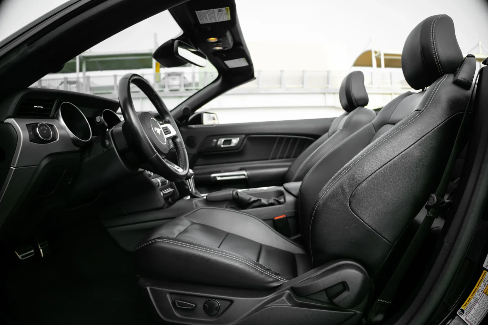 Miete Ford Mustang  Schwarz 2022 in der Abu Dhabi - 7 