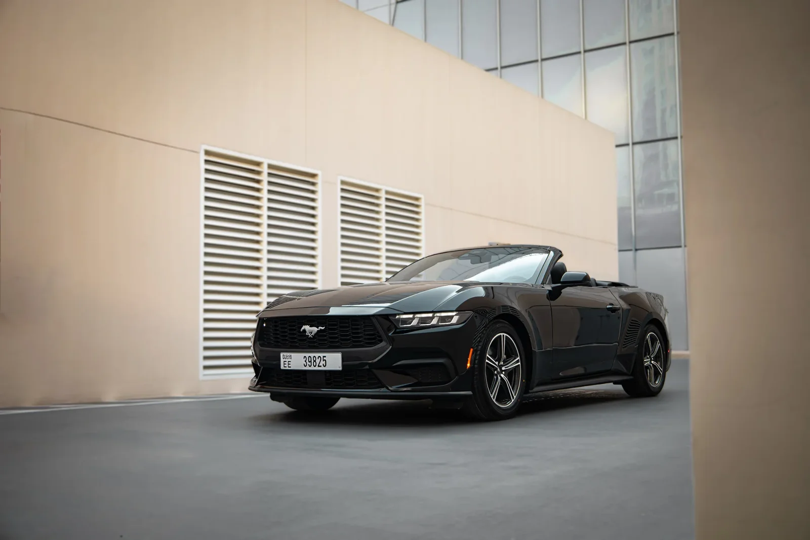 Affitto Ford Mustang  Nero 2024 in Abu Dhabi - 12 