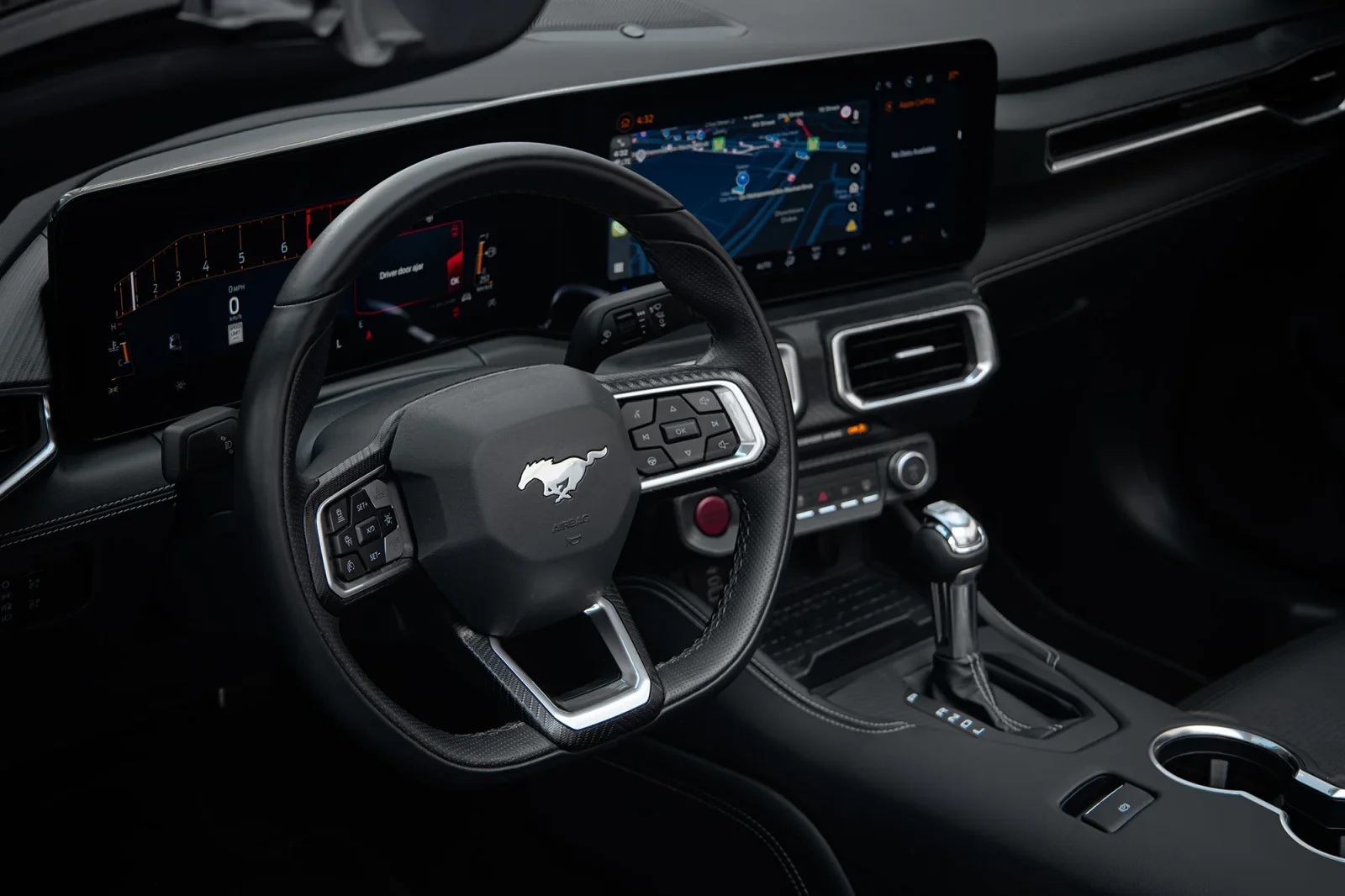 Affitto Ford Mustang  Nero 2024 in Abu Dhabi - 4 