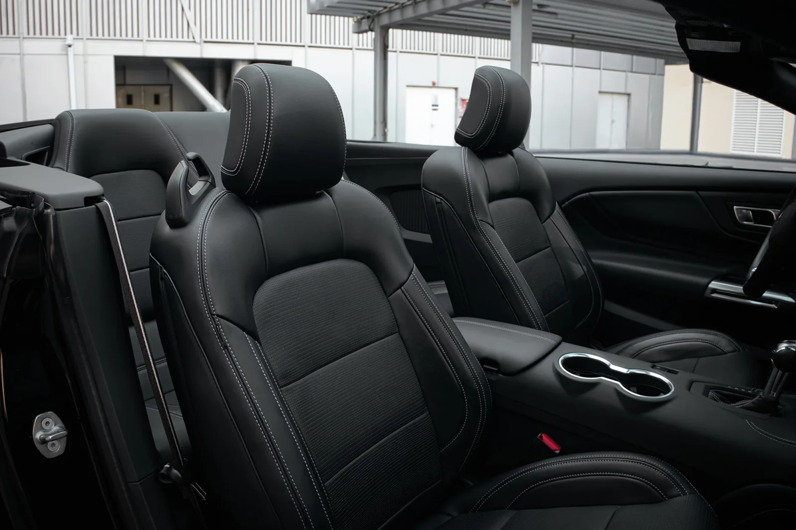 Affitto Ford Mustang  Nero 2024 in Abu Dhabi - 6 