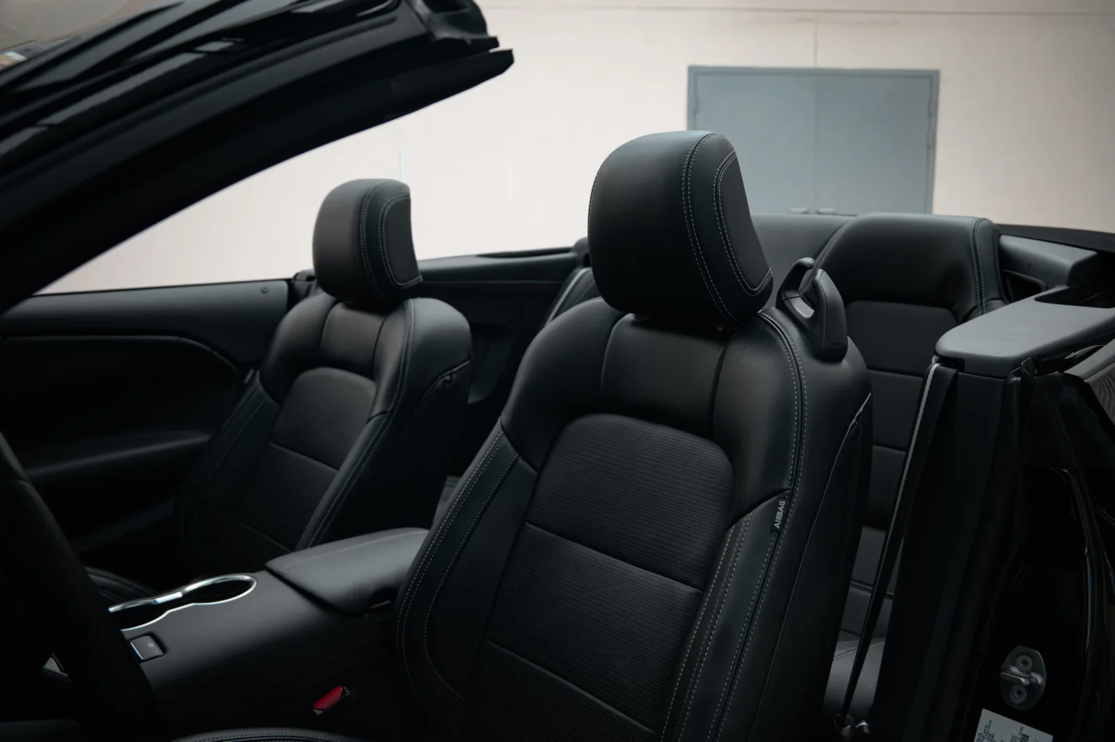 Affitto Ford Mustang  Nero 2024 in Abu Dhabi - 5 