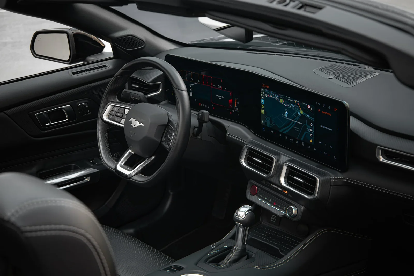 Affitto Ford Mustang  Nero 2024 in Abu Dhabi - 3 