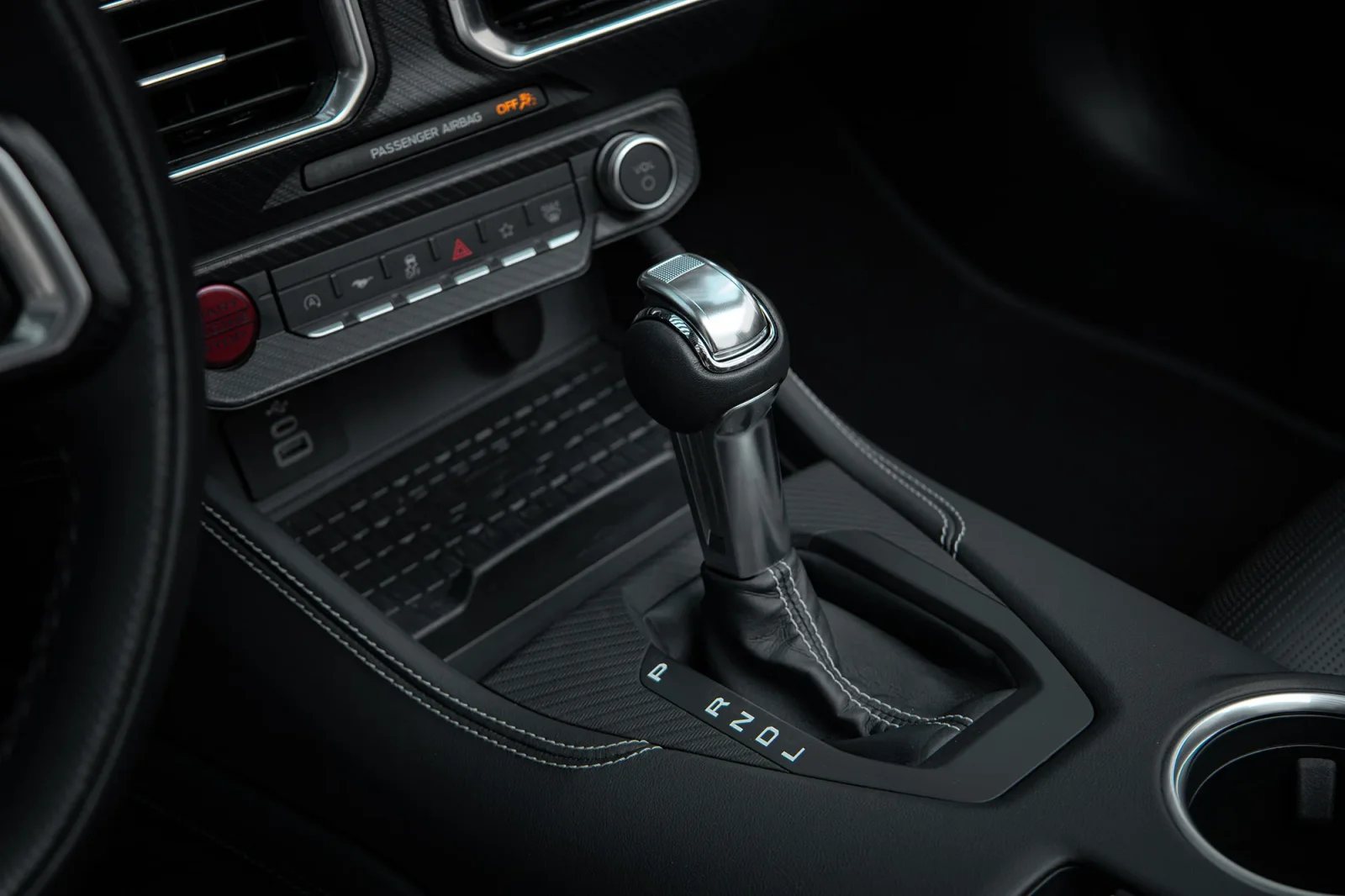 Affitto Ford Mustang  Nero 2024 in Abu Dhabi - 7 