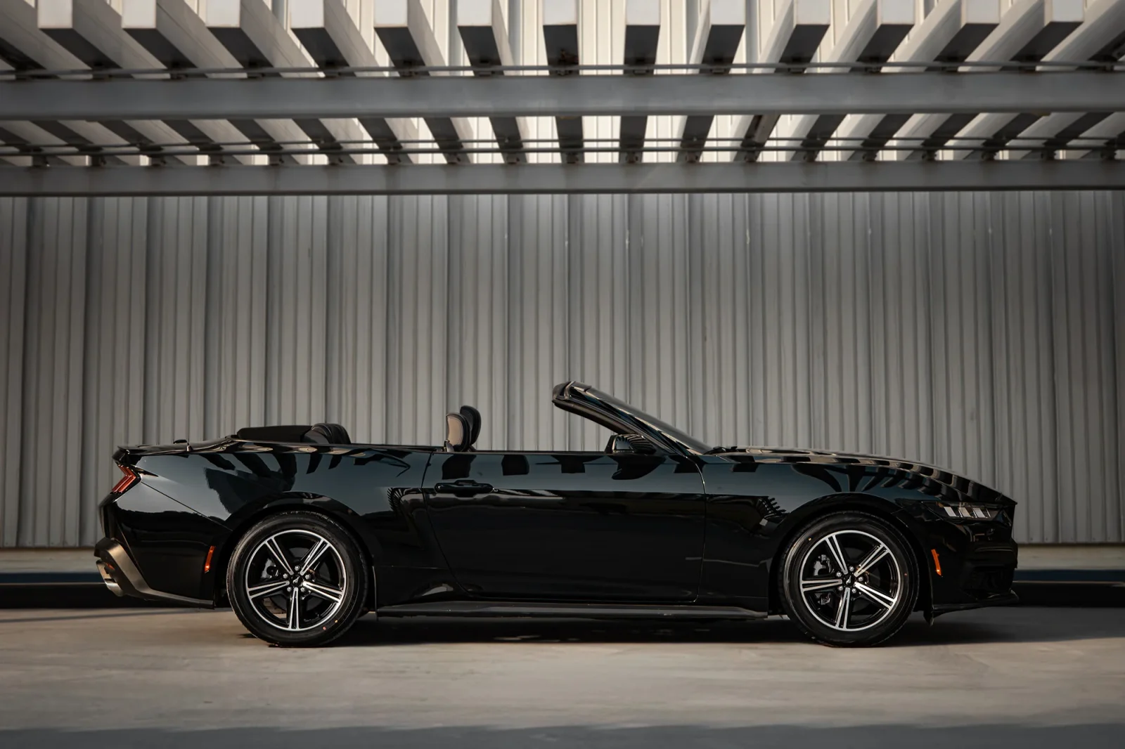 Affitto Ford Mustang  Nero 2024 in Abu Dhabi - 10 