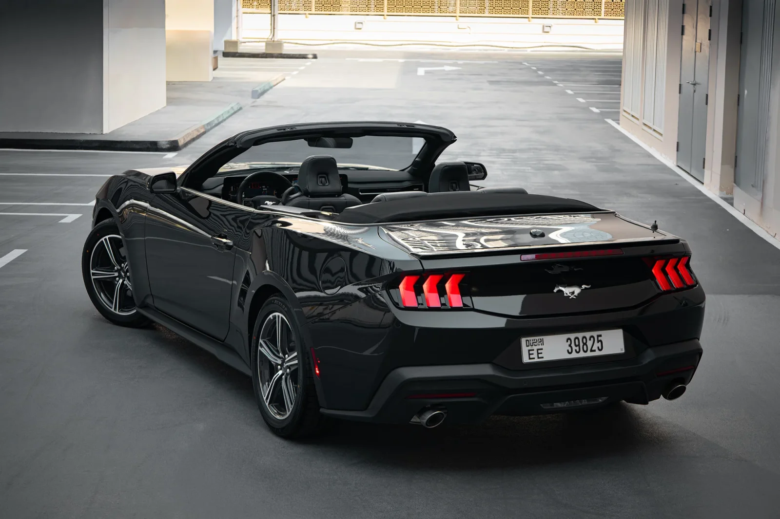Affitto Ford Mustang  Nero 2024 in Abu Dhabi - 15 