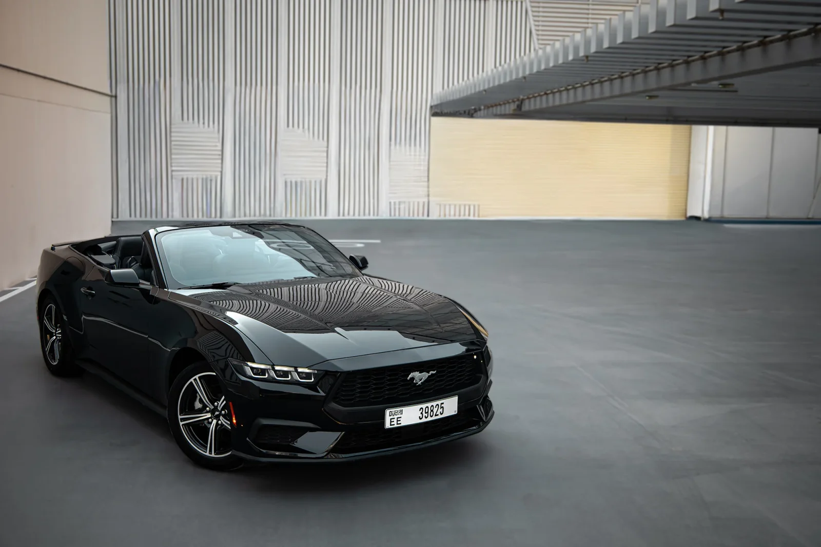 Affitto Ford Mustang  Nero 2024 in Abu Dhabi - 13 