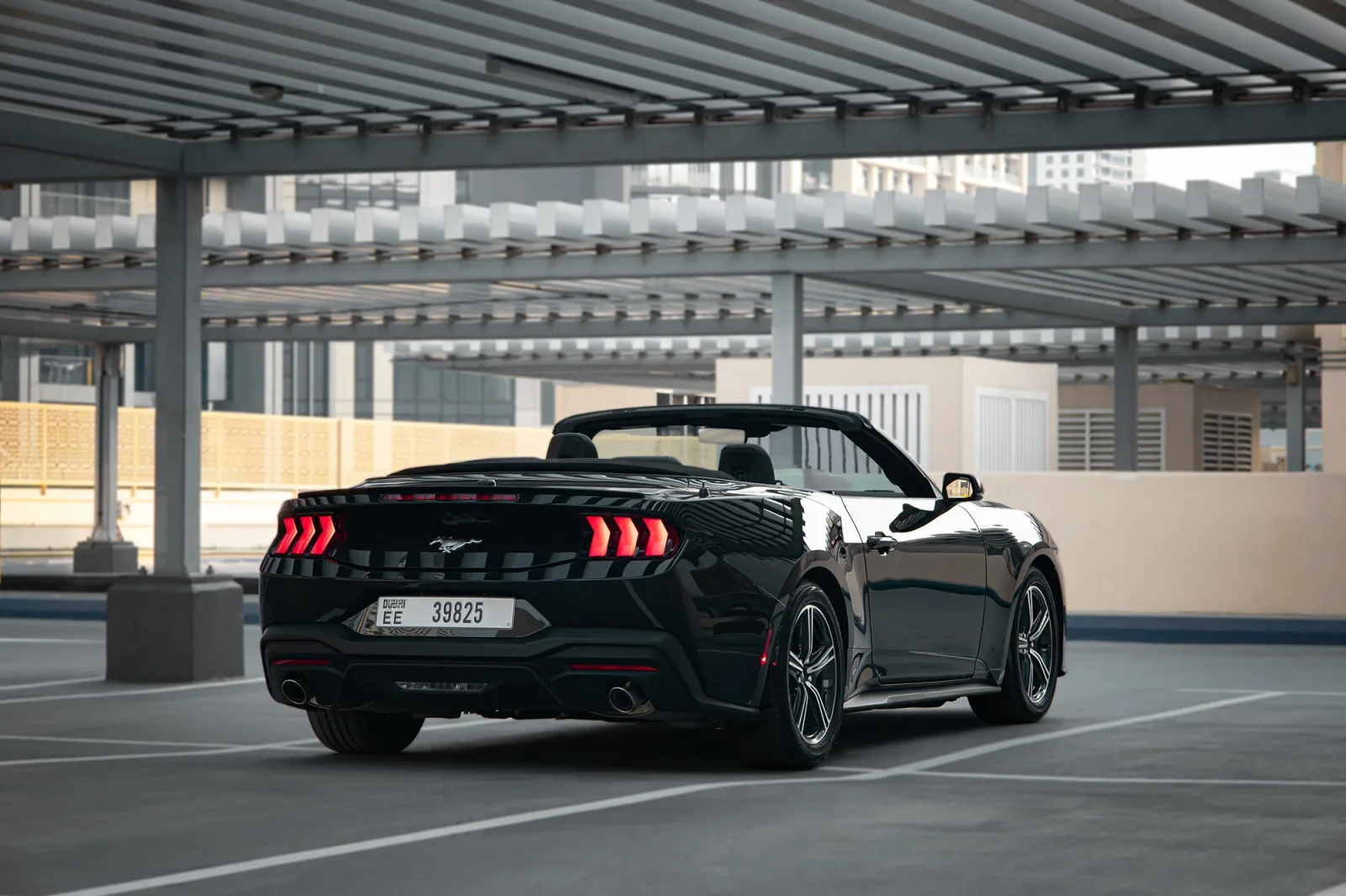 Affitto Ford Mustang  Nero 2024 in Abu Dhabi - 11 